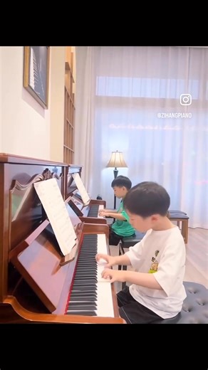 Zihang y Dachui se conocieron en el Jardín de Infantes y desde entonces comparten su pasión por el piano, como en este caso donde interpretan el Canon en Re mayor de Pachelbel. | POR SIEMPRE COLONEROS