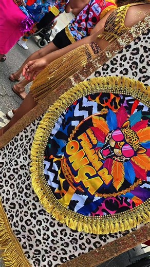 Faby Monteiro on Instagram: "Mais um ano na cobertura da Pegada da Onça! 🐆🎥🎭 Um bloco que já é tradição no carnaval de Betim e que arrasta multidões com uma energia simplesmente contagiante! É sempre uma honra estar presente, registrando cada sorriso, cada música e cada momento dessa festa que só cresce a cada ano. 💛🖤🔥"