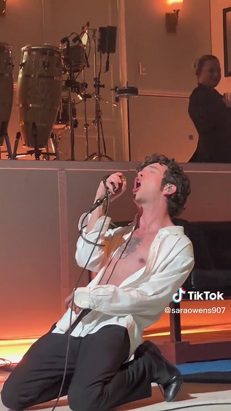 Replying to @laraistrying right!!! he was singing tf out of robbers #the1975 #mattyhealy #robbers #bfiafl #the1975attheirverybest @the1975
