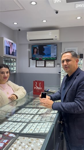 ÇAN UĞUR KUYUMCULUK on Instagram: "Yılbaşı çekilişimizde bizden baget yüzük kazanan şanslı takipçimiz @sedaaadogannn hanımı tebrik ediyoruz, hediyesinin iyi günlerde kullanılması dileğiyle 🙏🏻🎁✨💫🎄"