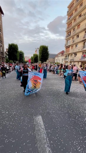 En voilà une parade de la Fête des Petits Pois complètement dépaysante 🤩… Les danseurs traditionnels japonais envoûtent les Clamartois par leur dynamisme et leur enthousiasme 🇯🇵! | Ville de Clamart