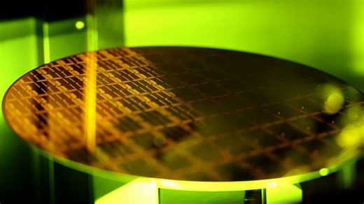 A new era of #acceleratedcomputing starts long before a chip reaches the #datacenter. Powered by NVIDIA GPUs and the cuDSS library, Applied Materials’ ACE and Ginestra software supercharge material and process simulations—up to 35× and 10× faster than CPU-only runs. ✅ ACE data also turns into real-time digital twins with NVIDIA PhysicsNemo, letting engineers test designs and get near-instant feedback. ✅ At the fab level, Applied uses digital twins in NVIDIA Omniverse to optimize layout, throughp