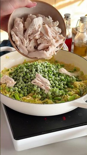 When dinner needs to be fast but still taste amazing – make this lemon orzo chicken