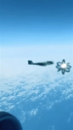 UFO flew up to the fighter | Ufo Ufos