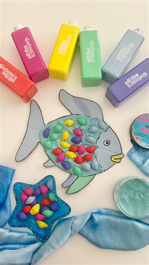 Emma - Play Ideas on Instagram: "Let’s make a Rainbow Fish 🌈 🐠 Did you know painted pasta shells make the perfect fish scales? Paint them rainbow for the kids to make their very own Rainbow Fish 😍 Paint (or print) the rainbow fish on some cardboard and cover with clear contact. Use some playdough to cover the body and kids will love sticking the colourful painted pasta scales to design their own fish 🌈 🐠 #therainbowfish #sensoryplay #playideas #preschoolplay #toddlerplayideas #playbasedlear