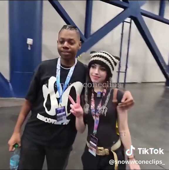 snowwcone meeting fans at dreamcon after only an hour of streaming ❤️‍🩹🙏 #snowwcone #dreamcon #rdc #rdcworld1 #streamer #streameruniversity #twitch #live #foryoupage #fyp