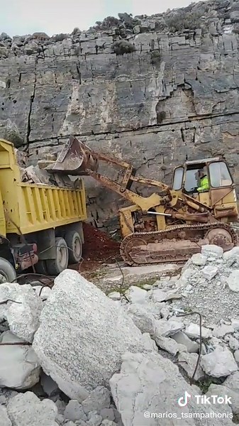 Λατομείο με πέτρα για χτίσιμο 3Α επικοινωνία με μήνυμα Νότια Εύβοια
