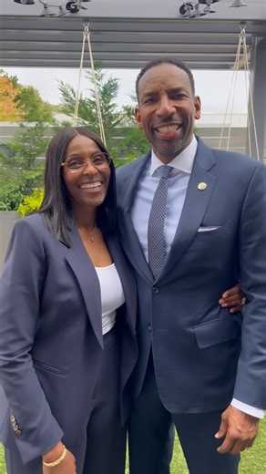 Congratulations to Tracy Gates and The Busy Bee! 🐝 @invest_atlanta @andreforatlanta @cityofatlantaga Recognized The Busy Bee as a LEGACY Brand in Atlanta! Shop and Support All Legacy Brands on Their New App. Thank You For this Prestigious Acknowledgment! | Busy Bee Cafe ATL