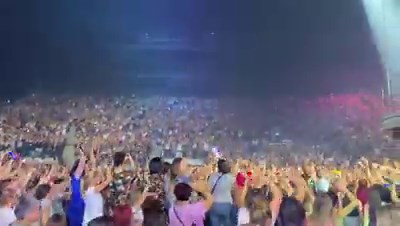 Wow! Merci Bordeaux!!! Encore une magnifique soirée sur le Pyramide Tour! 🙏🏼🙌🏼 Et vous vous venez quand voir ça?! | M Pokora