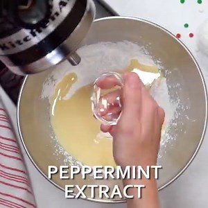 These homemade PEPPERMINT PATTIES are so easy to make and taste way better than the store bought kind. They make a great gift too! RECIPE: https://www.dinneratthezoo.com/peppermint-patties-recipe/ | Dinner at the Zoo