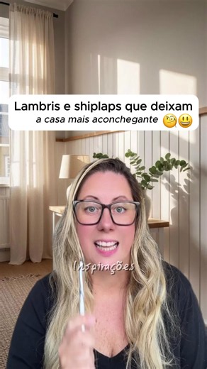 Você sabe o que é Lambris e shiplaps? Eles trazem textura, profundidade e personalidade para as paredes de uma forma mais leve e atemporal. #decoracao #interiores Madeira clara, shiplap branco e acabamentos mais naturais ajudam a criar casas com mais aconchego e aquela sensação gostosa de refúgio. E muitas vezes, são justamente esses detalhes simples que transformam completamente a atmosfera da casa. Você prefere lambris mais rústicos ou mais modernos? #tiktokbrasil#paravoce #pravoce #casa #dica