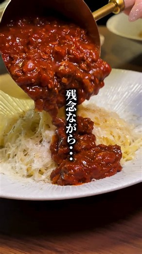 元先生の放課後グルメ【大阪グルメ】 on Instagram: "📍梅田にあるのに Googleマップにも載ってない 路地裏に潜む 和×ビストロの隠れ家 炭火でゴリゴリに焼いた料理を 洋風に盛り付けるから 一瞬脳がバグる おすすめされた 和牛炭焼き 紅茶ノベーゼは 香りから洒落てて ソースが反則級 ホロホロのブランド豚角煮や 和テイスト×洋アテの創作も センス良すぎる それでいて 4000円あれば ご飯もお酒も十分楽しめる 食べるほどに 「なるほどな」って思わされる店 【ビストロミッケ】 お店が気になったら忘れず【保存】を!! ✍️ 他の投稿は→ @gourmet_teacher ⏬エリアとジャンルでまとめてます⏬ 【酒場】の投稿はタップ→ #放課後酒場 【梅田】の投稿はタップ→ #放課後梅田 🍽️■■■■■■■■■■■■■■■■■■■■🍽️ 基本情報 【店名】 ビストロミ津ケ @bistromikke 【住所】 〒530-0027 大阪府大阪市北区堂山町１６−５ 【営業時間】 17:00〜2:00 【予算】 4000〜5000 (Go