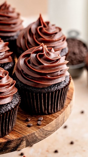 Julie Marie | easy recipes for home bakers on Instagram: "Chocolate Fudge Cupcakes 🤎 the best chocolate cupcakes ever! Super soft chocolate cupcake with the most amazing chocolate fudge frosting! Grab the recipe on my website juliemarieeats.com or Google ‘Julie Marie Eats Chocolate Fudge Cupcakes’ . . #chocoholic #chocolatecupcakes #chocolatebuttercream #foodreels #thebakefeed #cupcakesofinstagram #cupcakestagram #chocolatelovers"