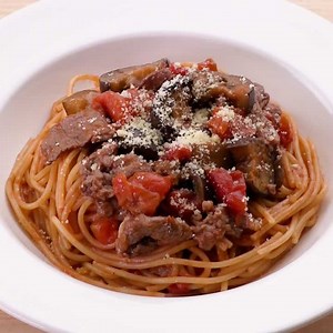 フライパンひとつで！ 牛肉とナスのトマトパスタのレシピ動画・作り方 | デリッシュキッチン