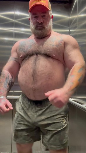 Dancing daddy 😊 #daddy #liftingweights #big #gym #muscle