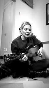 Nog ‘n song in die badkamer geskryf Hey hoekom sê niemand my jy het aangehou ry jy oppad na die reën Jyt verby my gery ek het agter gebly opsoek na die see Ek stop om die wêreld te kry op ‘n stil straat soos jy maar die wêreld hou aan met beweeg Ek vra vir die mense wat hier bly hoekom hulle vinnig ry Maar die mense verlaat en verleer Het jy geweet Die wat die donker vergeet Daar is goud daarin verweef Hey hoekom sê niemand my nog ‘n jaar is verby Ek stop om die mense te vra om die reën te help 