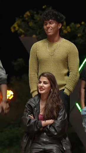 Valence's Hilarious One Hand Push-ups! 🤣💪 | MTV Roadies Double Cross