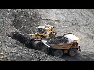 CAT 992G Loading Rock