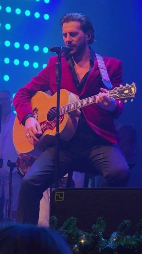 Bouke zingt 'Blue Christmas'. 13 december 2025 Kerstshow Eindhoven