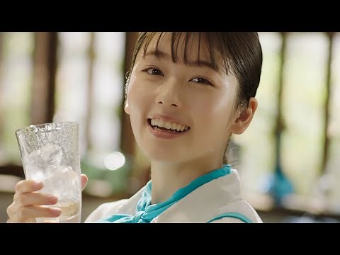 小芝風花、エプロン姿で眩しい笑顔！爽やかに麦茶をゴクリ 「やかんの麦茶 from 一」新CM『やかんの麦茶屋、開店。』篇