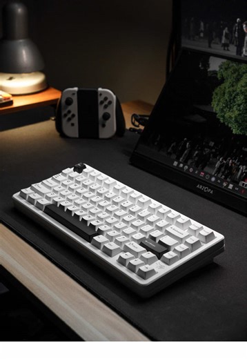 ELECFOX INKY75 Mechanical Keyboard | Stock ASMR Sound Test 75% layout, aluminum build, at sarap pakinggan kahit stock. Kung mahilig ka sa clean desk setup at tahimik pero solid na typing feel, eto yung keyboard na mapapahinto ka talaga para makinig. Specs & Highlights: • 75% layout – compact pero complete keys • Full aluminum case – premium at matibay • Hot-swappable mechanical switches • Matcha Buttermilk switch (45±5gf) • Smooth keystrokes deep stock sound • Wireless (Bluetooth) wired mode • L
