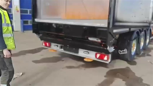 How Retractable Floor Mats Enhance Trailer Loading