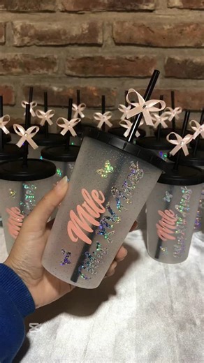 Manualidades Poppi💗 | ✨VASOS PERSONALIZADOS PARA 15✨ •Lo lindo que queda este vinilo de glitter tornasolado en los vasos😍 •Hace que el vaso sea mucho más... | Instagram