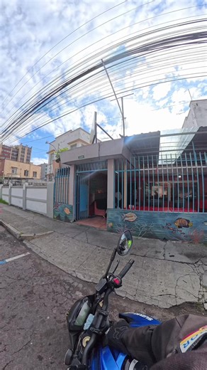 Le invité a desayunar a una abuelita que recorre con aguacates y adicional le entregue una bendición, ella vive en una casita alquilada al sur de Quito, su esposo un adulto mayor también trabaja recorriendo, sus hijitos dedicados a la albañilería, en fin una abuelita que si se merecía una buena ayuda, en el próximo video detallo la ayuda entregada