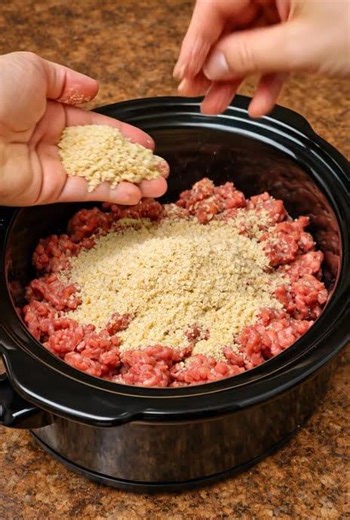 🍲🔥 Slow Cooker Meatloaf-Style Ground Beef (Super Juicy & Easy!)