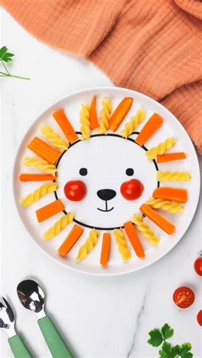 BÉBÉ REFUSE DE MANGER !? 😢⁠ ⁠ Piquez sa curiosité en lui proposant des recettes visuelles et ludiques comme ces petites assiettes créatives ! ⁠ ⁠ Amusez vous à créer pleins de personnage pour donner envie à bébé de manger ! 🥰⁠ ⁠ 👉 Vous pouvez reprendre ces modèles, ou laisser libre court à votre imagination ! ⁠ ⁠ Bébé va préférer le petit lion ou le petit plongeur à votre avis ? 🦁⁠ ___⁠__⁠ ⁠ 💡 Il y a de 2400 recettes dans l’application (disponible sur l’App Store et Google play) ! 🔥⁠ ⁠ #as