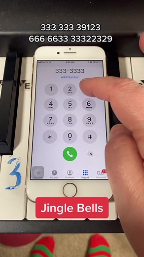I tried calling Santa Claus 🎅🏻 🤔 | Piano Playing