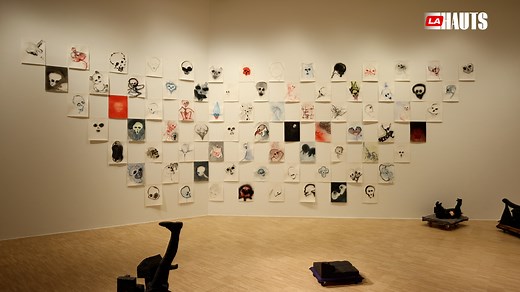 Artiste plasticienne reconnue à l'international, et originaire du Nord de la France, Annette Messager a investi les salles du LaM - Lille Métropole Musée d'art moderne, d'art contemporain et d'art brut depuis début mai avec l'exposition « Comme si ». Un titre énigmatique pour des œuvres impactantes sur des thématiques bien actuelles : la mort, les femmes ou encore l'écologie. 🖌️ Marie-Amélie Senot, commissaire d'exposition au LaM, nous présente cette exposition singulière, "Comme si" d'Annette 