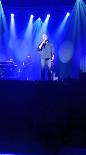 C'était hier, à la finale des Tréteaux Chantants pour lesquels j'ai eu une fois de plus la chance d'être dans le jury... J'ai une tendresse particulière pour cette chanson que je prends souvent en exemple quand je parle des accents dans le chant. En citant la chorale où chantait Mamie à Frontignan... Alors, a 2 ans et 3 jours du départ de Mamie, j'ai saisi mon téléphone pour filmer et lui envoyer... J'ai réalisé pendant la chanson que je ne pourrai pas... Les larmes ont coulées... Ça fait du bie