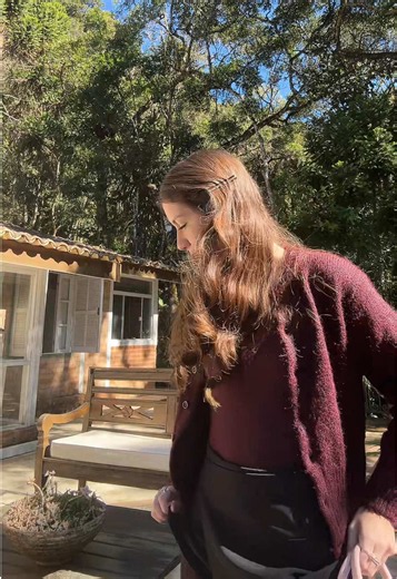 Look com blusa e casaquinho bordô: saia de alfaiataria Zara e meia rendada