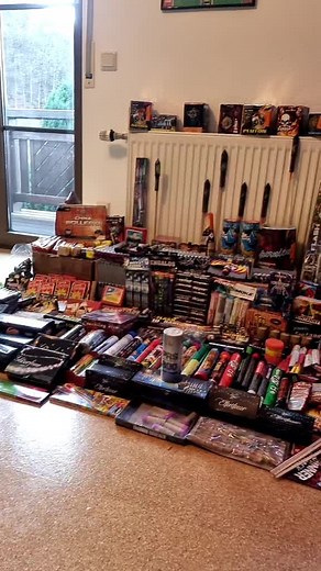 Insta: pyro_xd 💥 #fy #fyp #goviral #pyroxd #Silvester2021 #pyroisnocrime #gesamtsortiment #feuerwerk