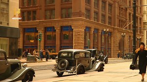 En 1923, Forrest Mars, de 19 años, luchaba por encontrar su lugar en el mundo. Marcado por una relación distante con su padre, el exitoso vendedor de dulces Frank Mars, Forrest anhelaba tanto la aprobación paterna como el éxito económico. Con un espíritu emprendedor innato, decidió tomar las riendas de su destino y construir su propio imperio en el mercado de los chocolates. 📺 Todo esto y más en tu pantalla de History #GigantesDeLaComida | HISTORY