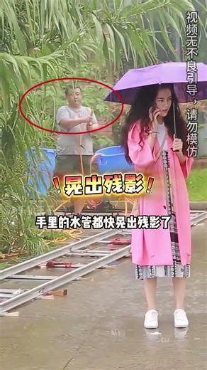 為何張凌赫下雪戲頭上雪不會化？一段路透視頻曝光，才懂障眼法有多離譜#張凌赫 #孔雪兒 #沈騰 #影娛熱點團 #內容啟發搜索