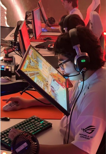Bro plays the game in 3D 😂 #ewc #gamingontiktok #esports #valorant #gamingcommunity