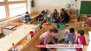 Pädagog:innen am Limit: Immer mehr Kleinkinder besuchen Kindergärten, weil beide Elternteile erwerbstätig sind oder die Mutter Alleinerzieherin ist. Das bestehende Personal fühlt sich überlastet – mehr und mehr Menschen entscheiden sich daher gegen diesen Beruf. 'Thema' heute um 21.10 Uhr in ORF 2, auf ORF ON & in der TVthek-App! | ORF 2