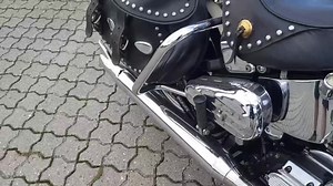 SOLGT Se her! Denne fine originale Harley Davidson Flstc Heritage er Lige landet på Vores Matrikel.. En ejers og Solgt i Europa fra ny og kommer med fuld historie bog fra den blev solgt første gang i 1991. Motiver på tanken er Airbrushed med Syd og Nord Staterne i 1995 og signeret. Cyklen fik ny Evo Motor monteret i 2003 Så motoren har kun kørt knap 35k siden. Køre og lyder Sund overalt. Så skal Du/I eje en sjællend udbudt udgave af den ægte Klasikker - Ja så er chancen her lige nu. Sælges nysyn