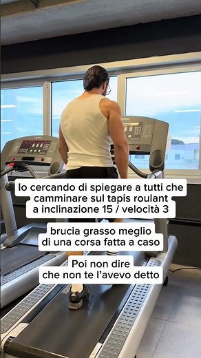 Io cercando di spiegare a tutti che camminare sul tapis roulant a inclinazione 15 / velocità 3