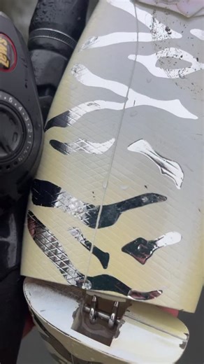 Hypnotisé par la nage de ce leurre 😵‍💫 Laughin 300 @gamakatsu_france J’aime ce leurre car on peut le mettre entre les mains d’un débutant, il nage tout seul. Quelqu’un de plus confirmé pourra varier les animations et les queues (2 différentes) pour s’adapter au mieux. Il fait parti des leurres pas chers parmi les leurres durs de sa catégorie !👈 Disponible en 2 coloris sur ma boutique partenaire @jkfisher_officiel , profitez de 10% avec mon code « SPARTIA »💵 #bigbait #peche #brochet #glidebai