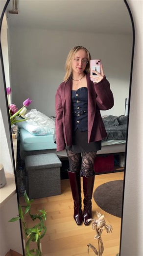 Stylish Outfits Featuring Red Boots for Every Occasion