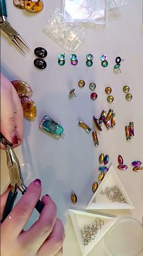 Orecchini con Perni in Acciaio Arcobaleno + Resina e Polymer Clay| Beebeecraft collab.