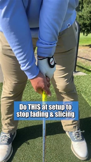 Setup checkpoints with student to stop his fading and slicing. Can work for you too 👍 ✅ 1st checkpoint: Look down at your hands and make sure your top hand is rotated enough away from the target so you can’t see the butt end of the club. This is a “stronger” grip to help close the clubface. Faders/slicers often place their top hand on the side of the grip in a “weak” position where the butt end of the club is visible, promoting a more open clubface and encouraging an outside-in swing. If you wa