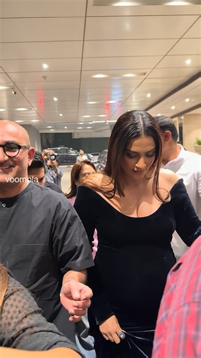Voompla | second time pregnant sonam kapoor arrives for an evening do in lower parel | Instagram