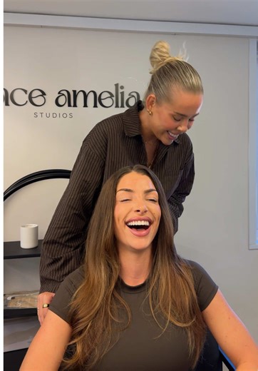 A true example of why a thorough consultation is needed!! My friend text me asking to book in for lowlights but not really understanding exactly what that meant 🥹 She got her honey blonde hair after all 🍯🙌🏻