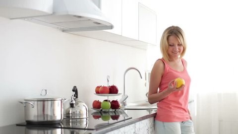 Woman Standing Kitchen Apple Smiling Stock-video (100 % royaltyfri) 4147114 | Shutterstock