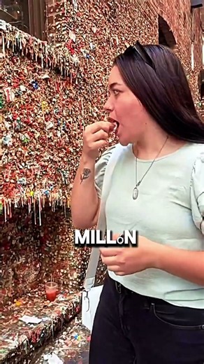 ¡Un muro hecho con millones de chicles! 🍬😳