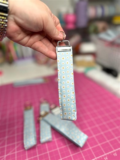 Quilted Fabric Wristlet Keychain | Handmade Key Fob, Blue Daisy Keychain, Cute Fabric Keychain, Gift for Her, Teacher Gift, Mom Gift, Trendy - Etsy